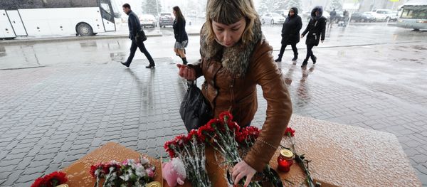A woman lays flowers at Rostov-on-Don airport where the Boeing-737-800 passenger jet crashed on landing. - Sputnik International
