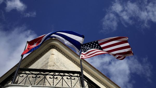 Cuban and US flags are seen on the balcony of a restaurant in downtown Havana, Cuba March 19, 2016. Cuban and US flags are seen on the balcony of a restaurant in downtown Havana, Cuba March 19, 2016. - Sputnik International