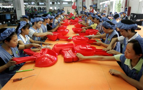Workers assemble toy cars at the production line of Dongguan Da Lang Wealthwise Plastic Factory in Dongguan, China. (File) - Sputnik International