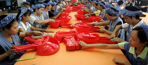 Workers assemble toy cars at the production line of Dongguan Da Lang Wealthwise Plastic Factory in Dongguan, China. (File) - Sputnik International