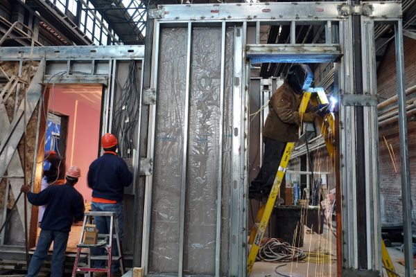 Workers build a modular apartment unit at a Capsys Corp's factory in Brooklyn, New York - Sputnik International