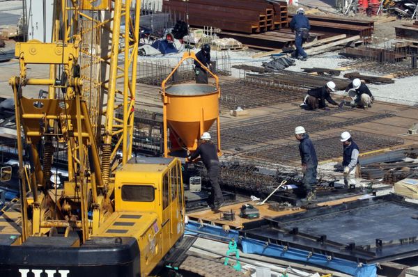 Construction workers labour at a construction site in Tokyo  - Sputnik International