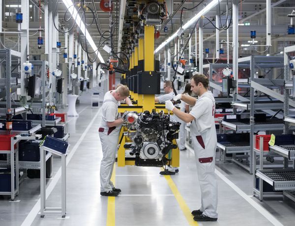 Workers complete the new four-cylinder diesel engine OM 654 during the official start of production in the MDC Power GmbH, a company of the German Daimler AG, in Koelleda, central Germany - Sputnik International