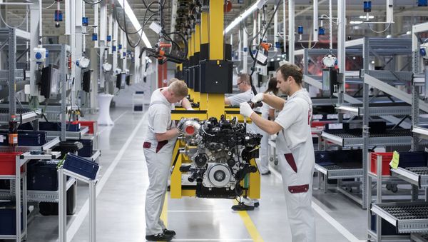 Workers complete the new four-cylinder diesel engine OM 654 during the official start of production in the MDC Power GmbH, a company of the German Daimler AG, in Koelleda, central Germany - Sputnik International