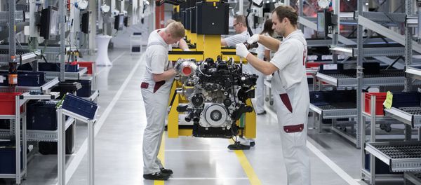 Workers complete the new four-cylinder diesel engine OM 654 during the official start of production in the MDC Power GmbH, a company of the German Daimler AG, in Koelleda, central Germany Workers complete the new four-cylinder diesel engine OM 654 during the official start of production in the MDC Power GmbH, a company of the German Daimler AG, in Koelleda, central Germany - Sputnik International