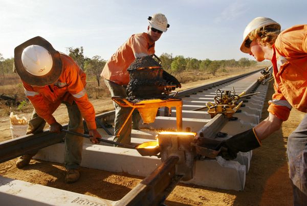 Workers check a joint they have welded on the Alice Springs to Darwin railway line near Adelaide River, Australia. (File) - Sputnik International