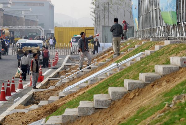 South Korean workers build stairs near the main grand stand at the Korean International Circuit under construction ahead Formula One's Korean Grand Prix in Yeongam, 320 km south of Seoul. (File) - Sputnik International