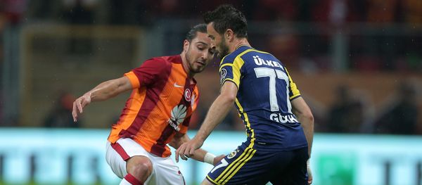 Galatasaray's Tarik Camdal, left, and Gokhan Gonul of Fenerbahce fight for the ball during their Turkish League soccer derby match at the TT Arena stadium in Istanbul, Turkey. (File) - Sputnik International