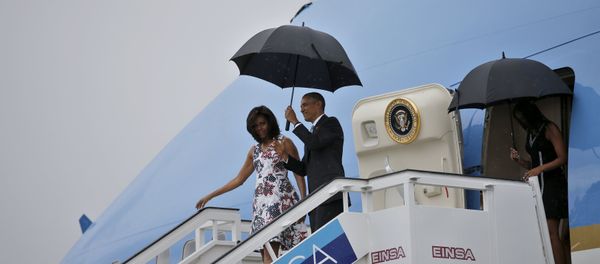 President Barack Obama and his wife Michelle exit Air Force One as they arrive at Havana's international airport for a three-day trip, in Havana March 20, 2016 - Sputnik International