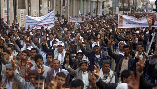 Shiite rebels, known as Houthis protest against Saudi-led airstrikes, in Sanaa, Yemen, Friday, March 18, 2016. Shiite rebels, known as Houthis protest against Saudi-led airstrikes, in Sanaa, Yemen, Friday, March 18, 2016. - Sputnik International