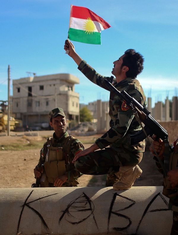 Kurdish Peshmerga fighters pose for a picture during a break in fighting against Islamic State (IS) group on November 8, 2014 in the Syrian besieged border town of Ain al-Arab (known as Kobane by the Kurds) - Sputnik International