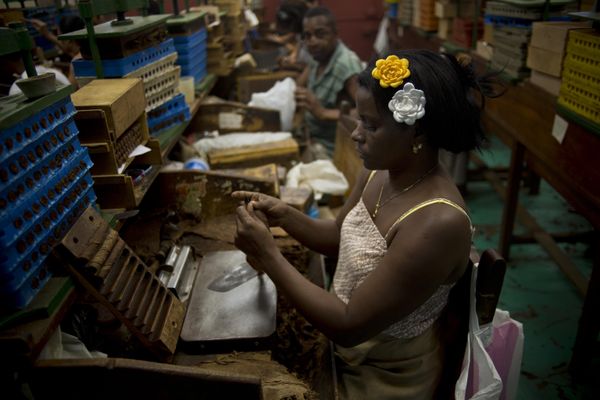 A tobacco worker roll cigars at the Corona cigar factory in Havana, Cuba, Thursday, Feb. 26, 2015 - Sputnik International