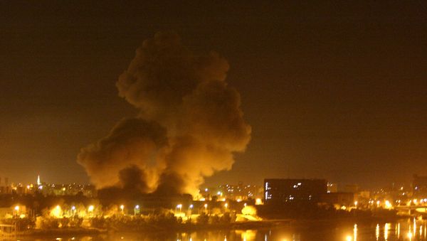 Fire and smoke can be seen over Baghdad Thursday night, March 27, 2003 - Sputnik International