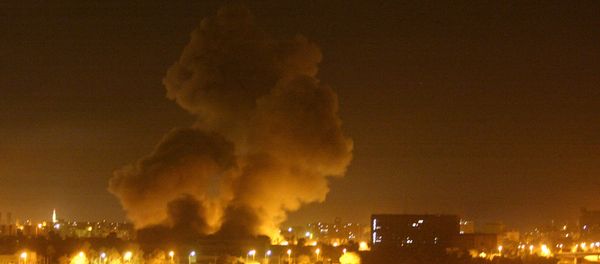 Fire and smoke can be seen over Baghdad Thursday night, March 27, 2003 - Sputnik International