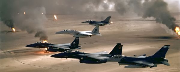 USAF aircraft of the 4th Fighter Wing (F-16, F-15C and F-15E) fly over Kuwaiti oil fires, set by the retreating Iraqi army during Operation Desert Storm in 1991 - Sputnik International