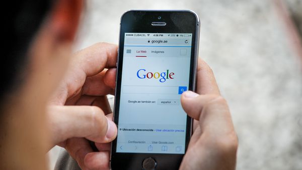 A man uses his mobile phone to connect to internet via wi-fi in a street of Havana, on July 2, 2015 - Sputnik International
