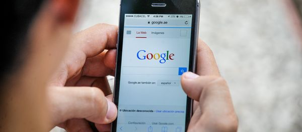A man uses his mobile phone to connect to internet via wi-fi - Sputnik International