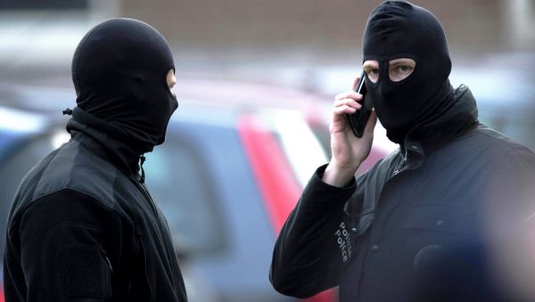Police and special forces members are seen on the site of a shooting in the rue du Dries-Driesstraat in Forest-Vorst, on March 15, 2016. - Sputnik International