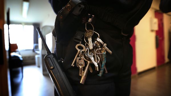 This picture taken on March 2, 2015 shows a member of prison staff standing outside a cell at the Norgerhaven prison in Veenhuizen, The Netherlands - Sputnik International