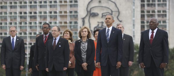 Back dropped by a monument depicting Cuba's revolutionary hero Ernesto Che Guevara, U.S. President Barack Obama, Vice-President of Cuba's State Council Salvador Valdes Mesa, right, and other members of the U.S. delegation stand during a ceremony at the Jose Marti Monument in Havana, Cuba, Monday March 21, 2016 Back dropped by a monument depicting Cuba's revolutionary hero Ernesto Che Guevara, U.S. President Barack Obama, Vice-President of Cuba's State Council Salvador Valdes Mesa, right, and other members of the U.S. delegation stand during a ceremony at the Jose Marti Monument in Havana, Cuba, Monday March 21, 2016 - Sputnik International