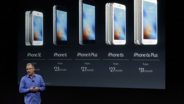 Greg Joswiak, vice president of iOS, iPad and iPhone product marketing, announces the new iPhone SE. - Sputnik International