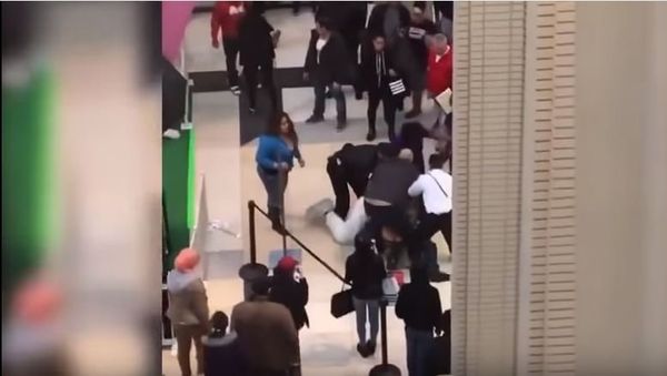 Easter Bunny Fights With Newport Centre Shoppers At Jersey City Mall - Sputnik International