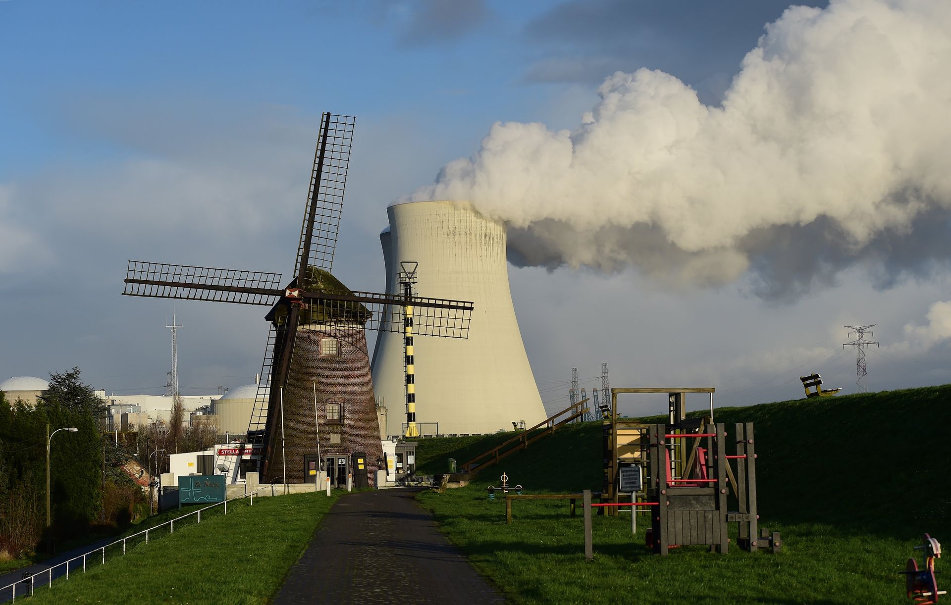 This photo taken on January 12, 2016 shows the cooling towers of Belgium's Doel nuclear plant belching thick white steam - Sputnik International, 1920, 23.12.2021