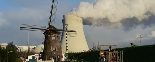 This photo taken on January 12, 2016 shows the cooling towers of Belgium's Doel nuclear plant belching thick white steam This photo taken on January 12, 2016 shows the cooling towers of Belgium's Doel nuclear plant belching thick white steam - Sputnik International