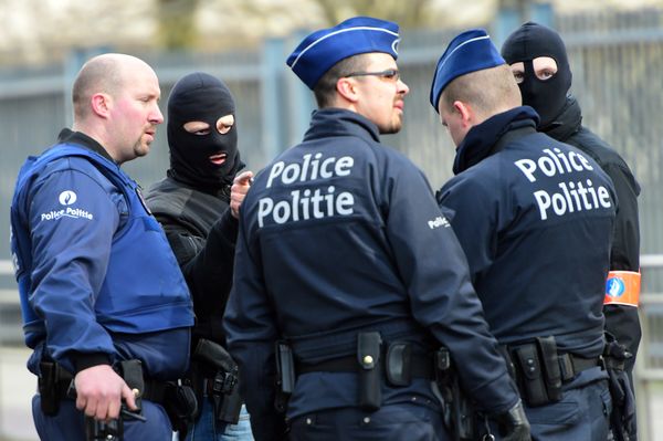 Policemen speak at a security perimeter near Maalbeek metro station, on March 22, 2016 in Brussels, after a blast at this station near the EU institutions caused deaths and injuries Policemen speak at a security perimeter near Maalbeek metro station, on March 22, 2016 in Brussels, after a blast at this station near the EU institutions caused deaths and injuries - Sputnik International