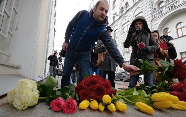 Memory vigil near Belgian Embassy in Moscow after explosions in Brussels - Sputnik International