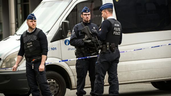 Policemen stand guard at the entrance of a security perimeter set in the Rue de la Loi near the Maalbeek subway station, in Brussels, on March 22, 2016 - Sputnik International
