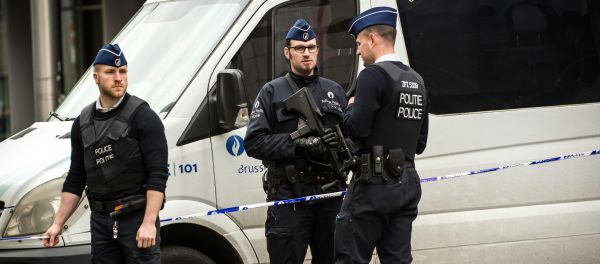 Policemen stand guard at the entrance of a security perimeter set in the Rue de la Loi near the Maalbeek subway station, in Brussels, on March 22, 2016 - Sputnik International