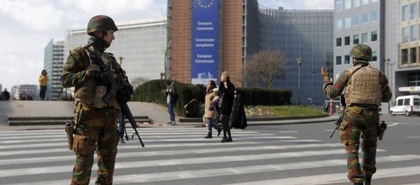 Belgian soldiers patrol outside the European Commission headquarters during high level security alert following the morning explosions in Brussels, Belgium, March 22, 2016 - Sputnik International