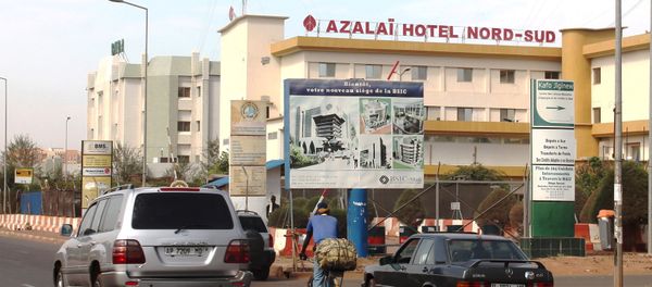 Cars drive past the Azalai Nord-Sud hotel, the site of Monday night's attack in Bamako, Mali, March 22, 2016. - Sputnik International