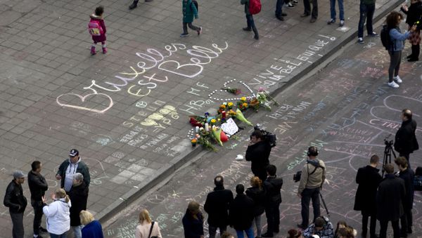 People gather around a makeshift memorial at Place de la Bourse (Beursplein) following attacks in Brussels on March 22, 2016 People gather around a makeshift memorial at Place de la Bourse (Beursplein) following attacks in Brussels on March 22, 2016 - Sputnik International