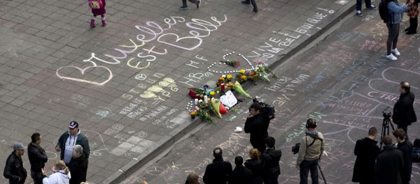 People gather around a makeshift memorial at Place de la Bourse (Beursplein) following attacks in Brussels on March 22, 2016 People gather around a makeshift memorial at Place de la Bourse (Beursplein) following attacks in Brussels on March 22, 2016 - Sputnik International