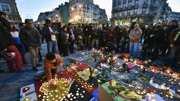 People bring flowers and candles to mourn at the Place de la Bourse in the center of Brussels. - Sputnik International