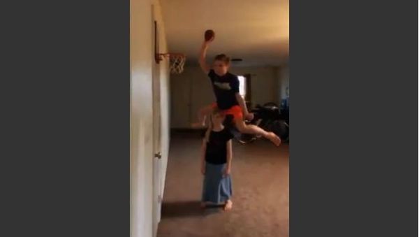 Boy Dunks on Sister's Head - Sputnik International