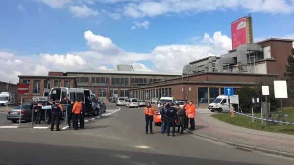 Police set up a security cordon around Brussels airport after two explosions ripped through the building - Sputnik International