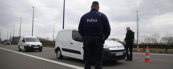 Belgian police officers check vehicles at the French-Belgian border, northern France, on March 22, 2016 - Sputnik International