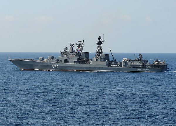 Russian Destroyer Issues Warning to American Ship USS John McCain for Violating Border - Sputnik International