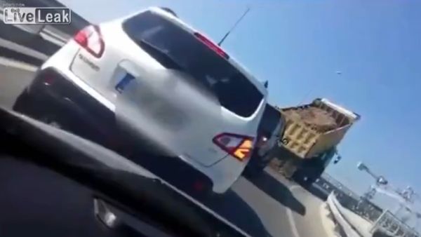 Turkish Trucker Blocking The Road With Soil - Sputnik International