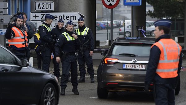 Policemen control motorists near Brussels airport in Zaventem on March 23, 2016 - Sputnik International