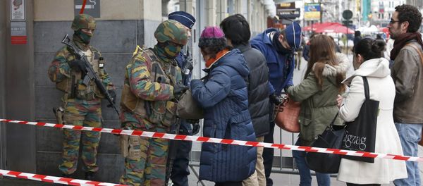 Belgian troops search people entering a subway station following Tuesday's bomb attacks in Brussels, Belgium, March 23, 2016 - Sputnik International