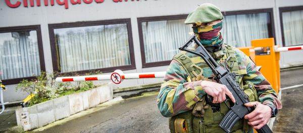 A soldier patrols in front of the hospital Cliniques Universitaires Saint-Luc in Brussels (File) - Sputnik International