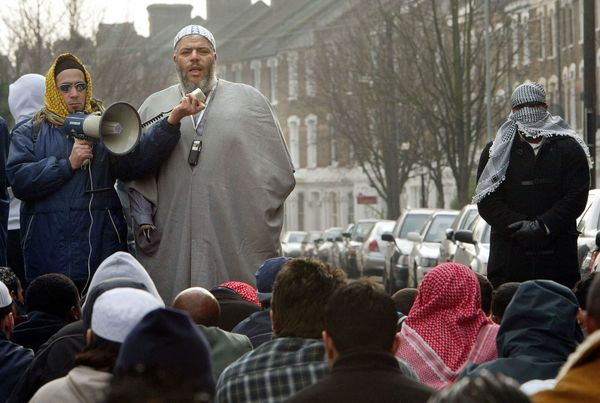  This file picture shows radical Imam Abu-Hamza al Masri leading prayers outside the closed Finsbury Park Mosque. - Sputnik International