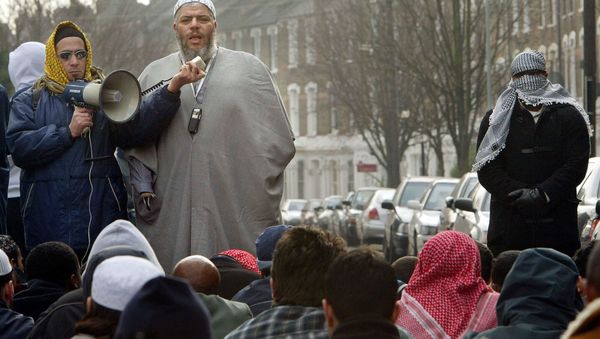  This file picture shows radical Imam Abu-Hamza al Masri leading prayers outside the closed Finsbury Park Mosque. - Sputnik International