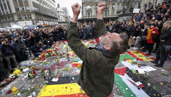 A man reacts at a street memorial following Tuesday's bomb attacks in Brussels, Belgium, March 23, 2016 - Sputnik International