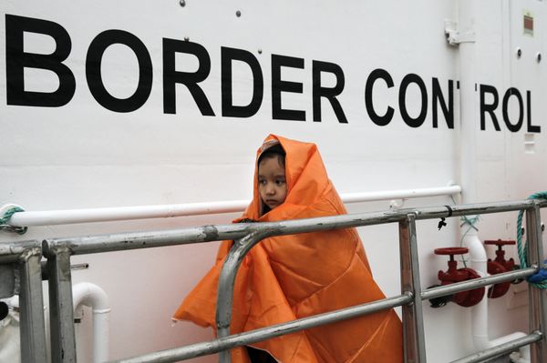 A refugee girl covered with a blanket and rescued at open sea prepares to disembark a Frontex patrol vessel at the port of Mytilene on the Lesbos island, Greece March 22, 2016. - Sputnik International