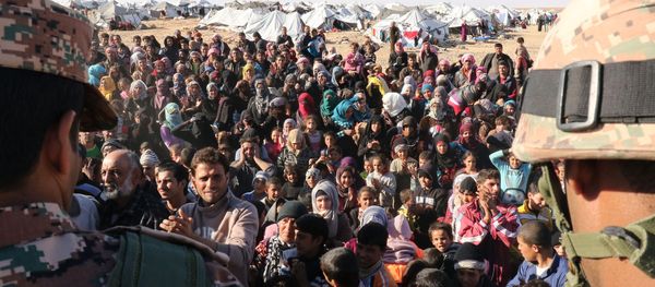 Syrian refugees, stuck between the Jordanian and Syrian borders, wait to cross into Jordan, at the Hadalat border crossing, east of the Jordanian capital Amman, on January 14, 2016 - Sputnik International
